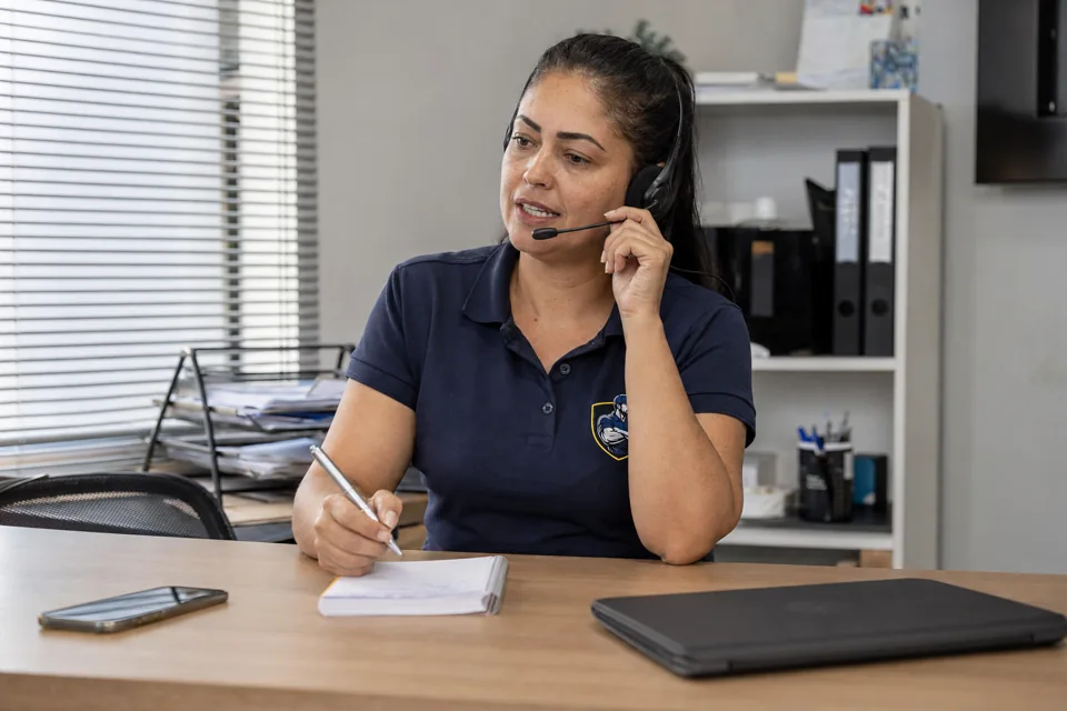 Profissional da Maioral recebendo o contato inicial do cliente